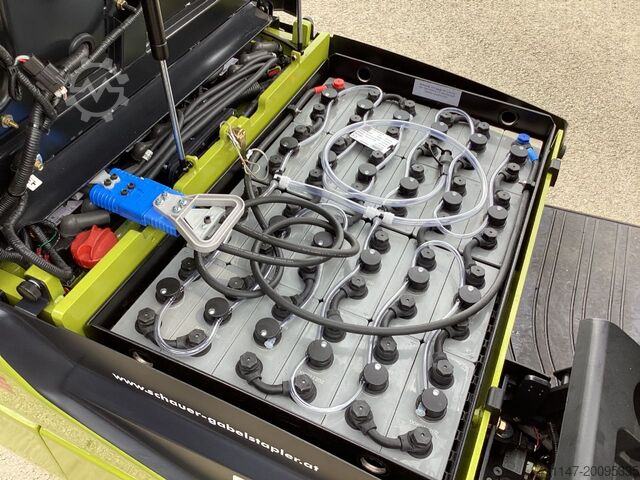 Electric 3-wheel forklift Clark STE16