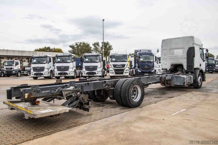 Fahrgestell mit Fahrerhaus RENAULT PREMIUM 320