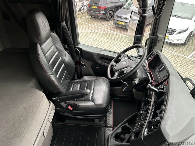 Standard tractor Scania S 520 V8 Highline / Retarder / 920 dkm / 2 Tank...
