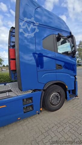 Standard tractor unit Iveco 