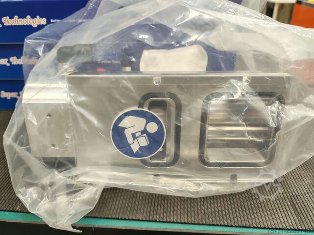Turbomolecular vacuum pump Pfeiffer SplitFlow 80 + TC110 controller