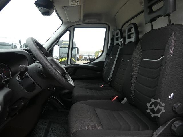 Transporter mit Koffer IVECO Daily 70C18HA8