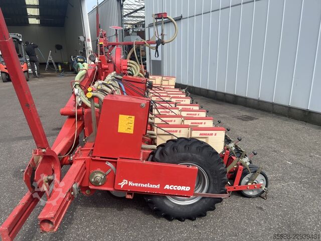 Accord Miniair S pneumatic sowing machine 12 double rows, for 3 beds ACCORD Miniair-S