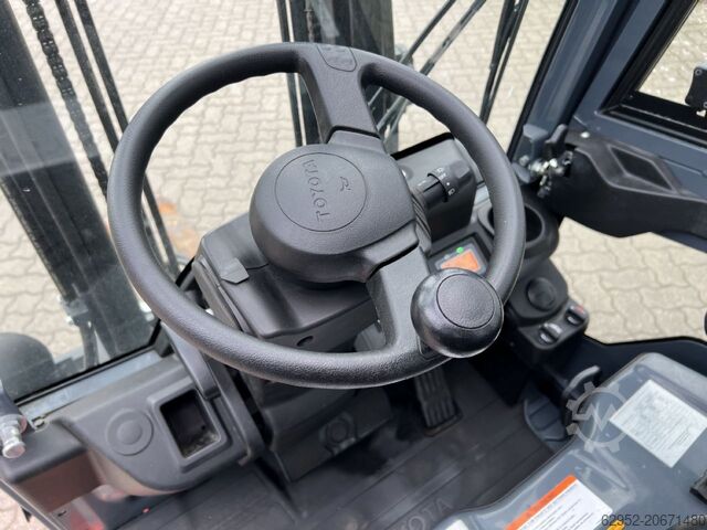 Electric 4-wheel forklift Toyota 8 FBMK 16 T / 780 Std.!