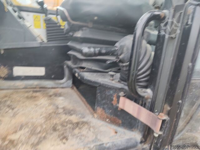 Teleskopstapler JCB 535-140 with forks and loading bucket