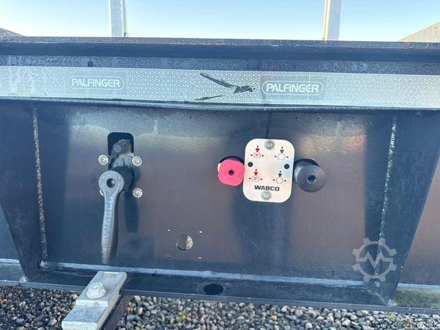 Holztransport Auflieger PAVIC Holzauflieger mit Schemel und Rungen