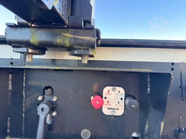 Holztransport Auflieger PAVIC Holzauflieger mit Schemel und Rungen