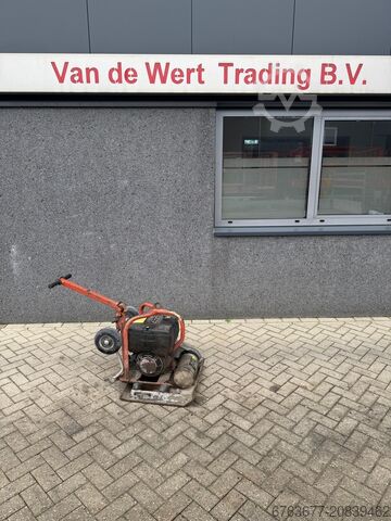 Revo Rüttelplatte DVW2500 Hatz Diesel Baujahr 2008 mit Fahrwerk. REVO DVW2500 hatz diesel 2008 met wielstel