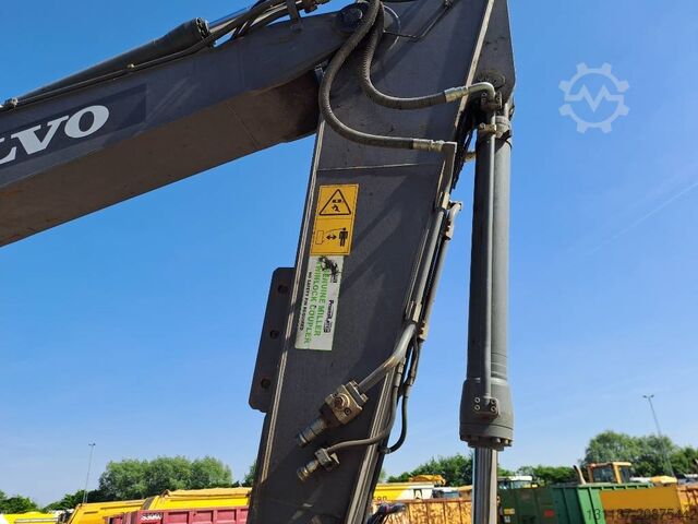 Crawler excavator Volvo EC 220 EL