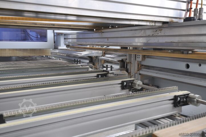 Bearbeitungszentrum mit Durchlauf Weeke Optimat BHX 500