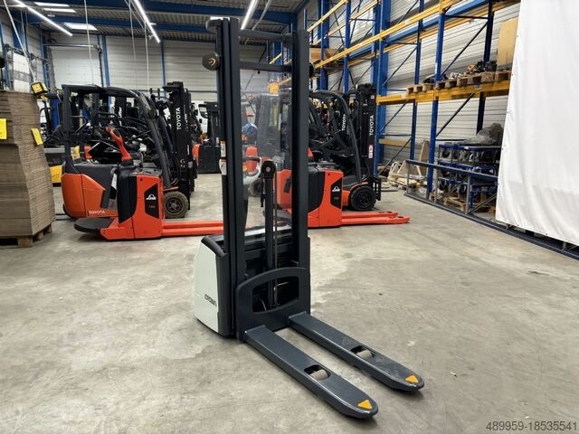 High Lift stacker Crown Hochhubwagen WF3000-1.0