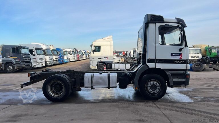 Fahrgestell mit Fahrerhaus Mercedes-Benz Actros 1831 (EPS / MP1 / V6 / 3 PEDALES / PROPRE)