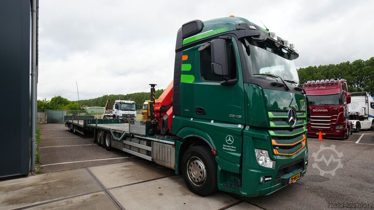 Mercedes-Benz Actros 2542 6x2 machine/car transport combination with Elenbaas trailer and Palfinger  Mercedes-Benz Actros 2542 6x2 machine/car transport combi wit...