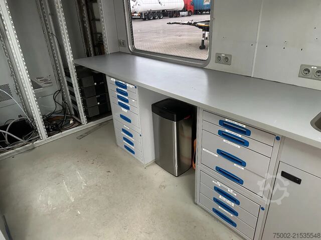 Scania P230 TOP: multifunct. ruimte met airco (camper?), 22kVA generator, hydr. steunpoten, beloopba Scania P230 TOP: multifunct. ruimte met airco (camper?...