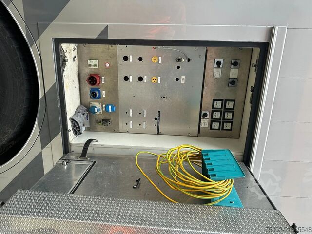 Scania P230 TOP: multifunct. ruimte met airco (camper?), 22kVA generator, hydr. steunpoten, beloopba Scania P230 TOP: multifunct. ruimte met airco (camper?...