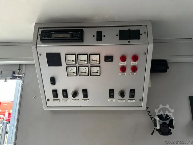 Scania P230 TOP: multifunct. ruimte met airco (camper?), 22kVA generator, hydr. steunpoten, beloopba Scania P230 TOP: multifunct. ruimte met airco (camper?...