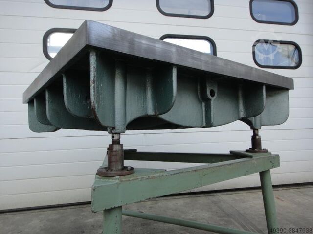 Steel cast/grey cast iron straightening and welding plate, heavily ribbed, formerly a marking and me  1000x1000