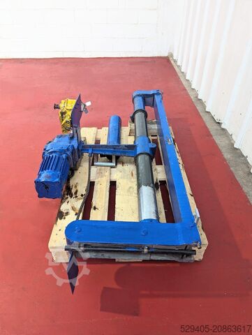 Stirrer on wall support - -