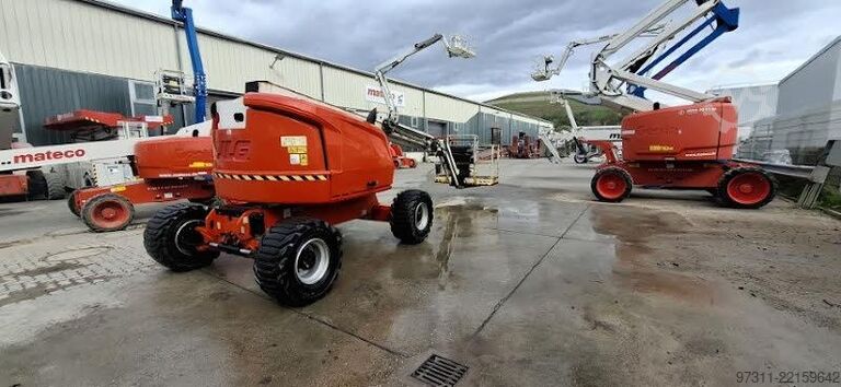 Articulated boom lift JLG 520AJ