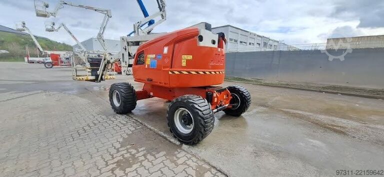 Articulated boom lift JLG 520AJ