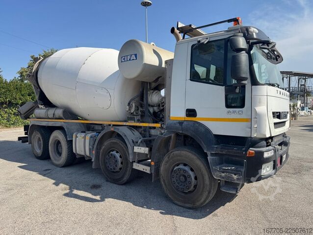 Concrete mixer truck Iveco Trakker 450