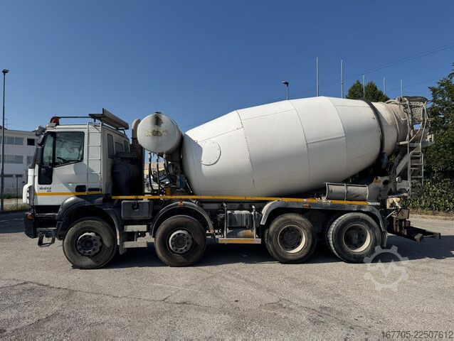 Concrete mixer truck Iveco Trakker 450