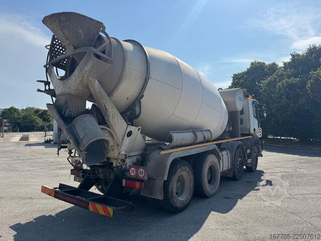 Concrete mixer truck Iveco Trakker 450