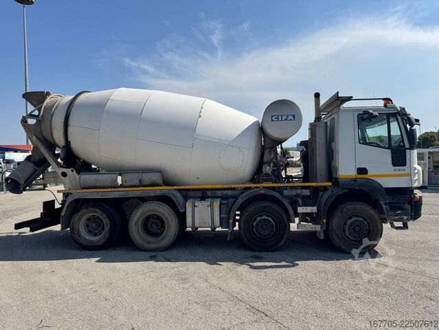 Concrete mixer truck Iveco Trakker 450