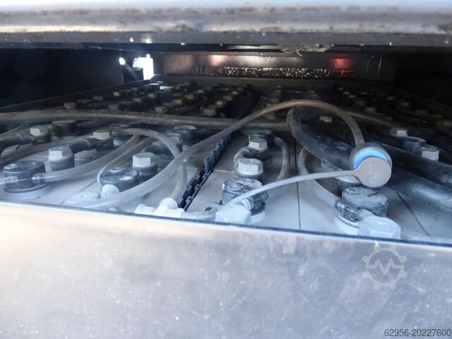 Electric 3-wheel forklift Toyota 8FBMT35