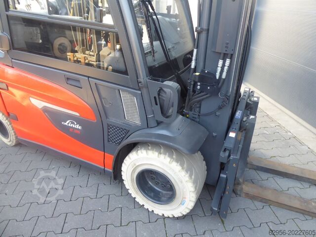 Electric 4-wheel forklift Linde E35L-01