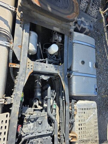 Standard SZM IVECO 490 S-Way mit kleinem Unfallschaden, Retarder