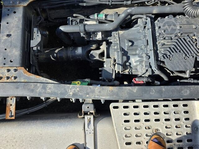 Standard SZM IVECO 490 S-Way mit kleinem Unfallschaden, Retarder
