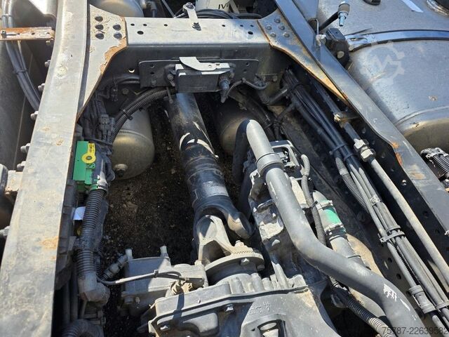 Standard SZM IVECO 490 S-Way mit kleinem Unfallschaden, Retarder