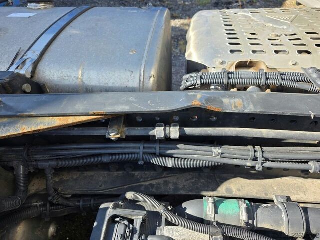 Standard SZM IVECO 490 S-Way mit kleinem Unfallschaden, Retarder