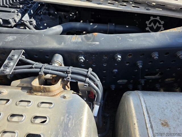 Standard SZM IVECO 490 S-Way mit kleinem Unfallschaden, Retarder