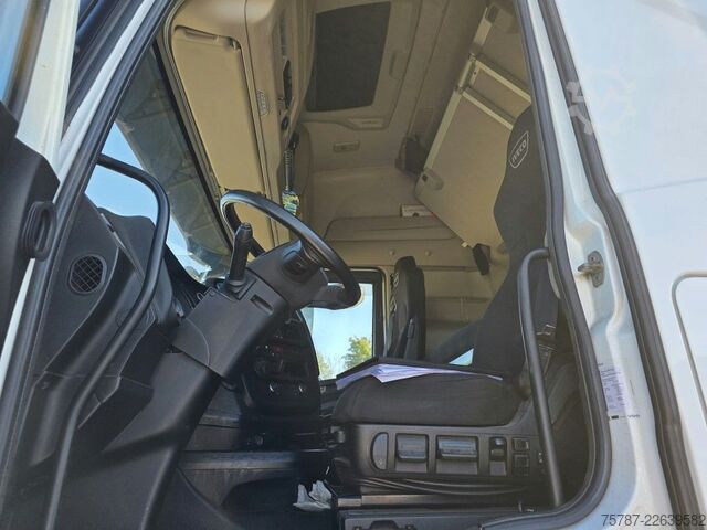 Standard SZM IVECO 490 S-Way mit kleinem Unfallschaden, Retarder
