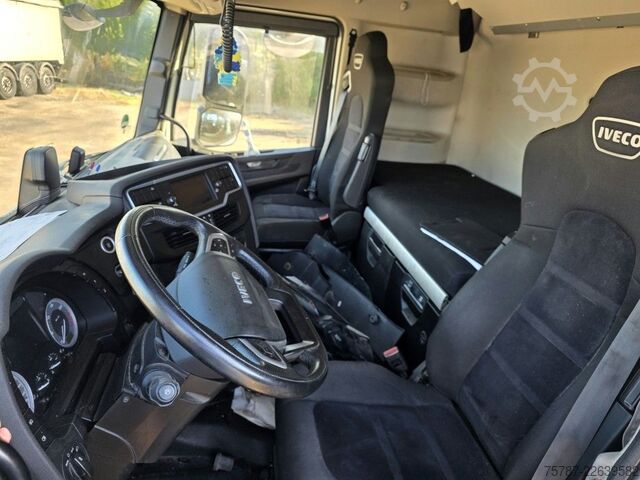 Standard SZM IVECO 490 S-Way mit kleinem Unfallschaden, Retarder
