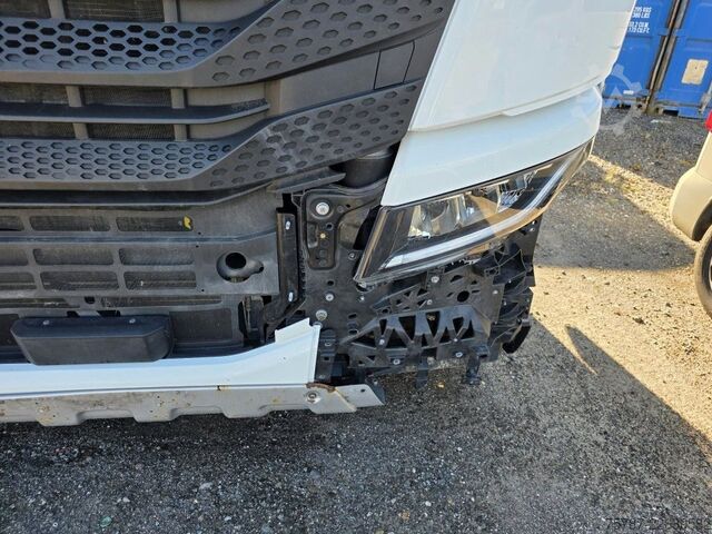 Standard SZM IVECO 490 S-Way mit kleinem Unfallschaden, Retarder