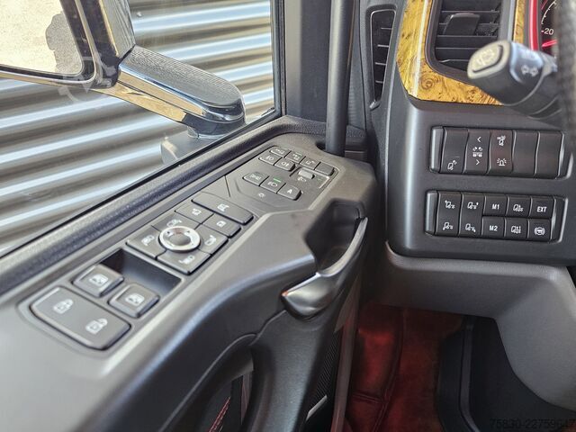 Scania R590 V8 6x4 / 2 fuel tanks / Dutch truck! 80t Scania R590 V8 6X4 / 2 TANKS / NL TRUCK! 80T