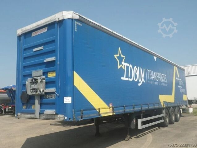 Loading platform Fruehauf Curtainsider Hard wood floor