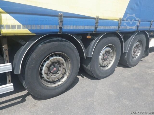Loading platform Fruehauf Curtainsider Hard wood floor
