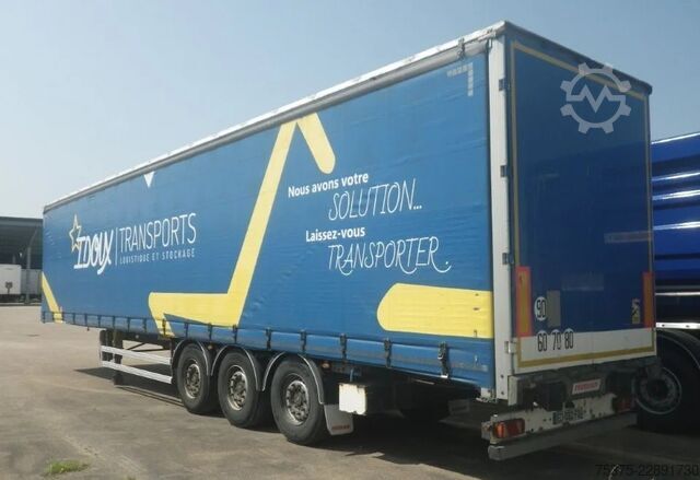 Loading platform Fruehauf Curtainsider Hard wood floor