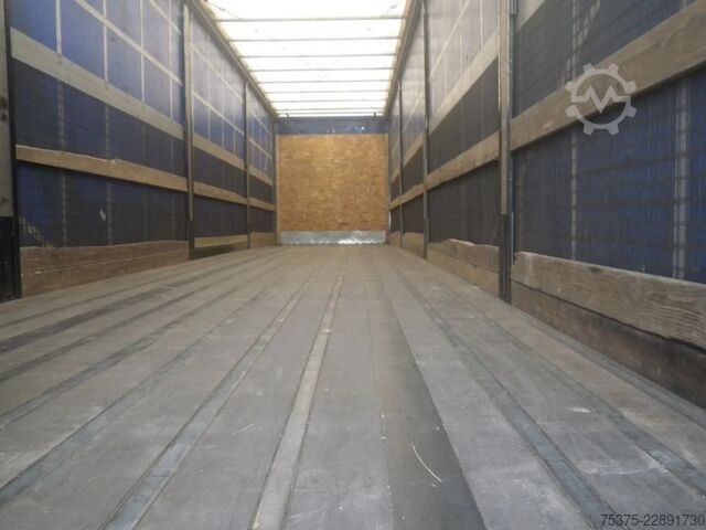 Loading platform Fruehauf Curtainsider Hard wood floor