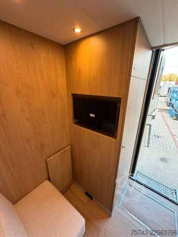 Pferdeanhänger  STX Trailer  4 Pferde Wohnung, Dusche, Neu