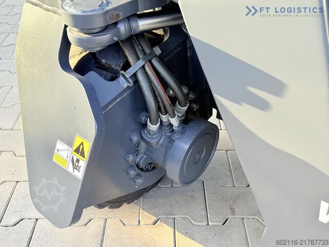 4-way forklift Combilift CB4000 GAS TRIPLEX 5200 POSITIONER