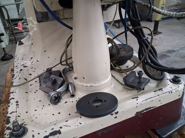 Dreiachsige Vertikalfräsmaschine FALCON CHEVALIER FM-3VS