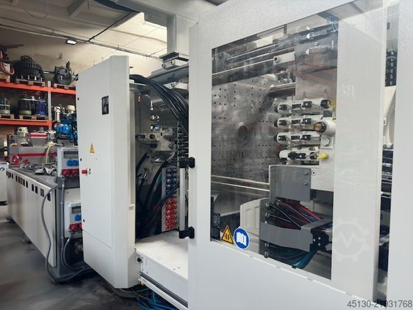 Injection molding machine Krauss Maffei KM 250-2000 CX Blue Power