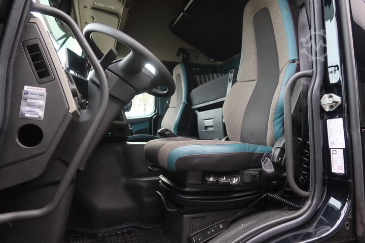 Koffer Volvo FM 330 Bakwagen + Laadklep DHollandia 2000 kg