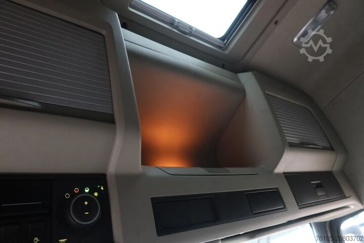 Koffer Volvo FM 330 Bakwagen + Laadklep DHollandia 2000 kg