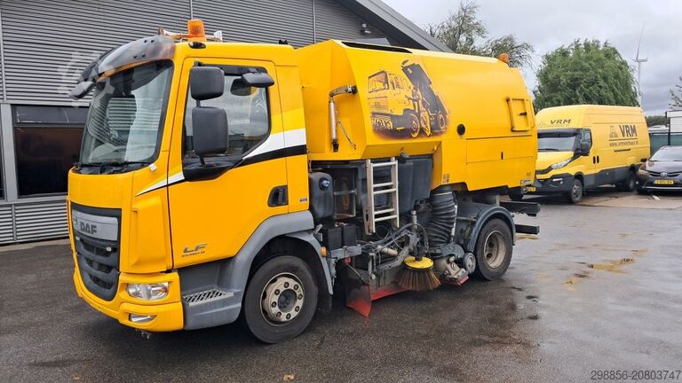 Kehrmaschine LKW DAF LF met Johnston VS501